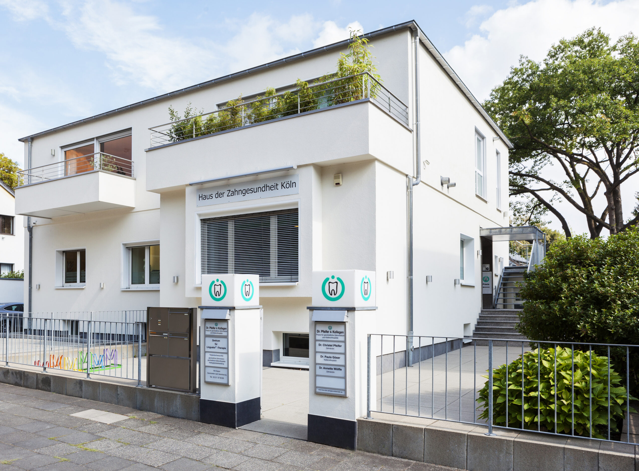 Haus der Zahngesundheit Köln mit moderner Photovoltaikanlage auf dem Dach – nachhaltige Zahnarztpraxis mit Ökostrom und umweltfreundlicher Energieversorgung.