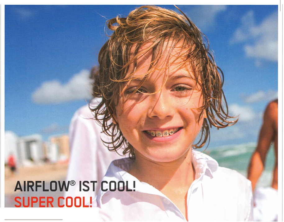 Junger Patient mit strahlend sauberen Zähnen nach sanfter Guided Biofilm Therapie im Haus der Zahngesundheit Köln – moderne Prophylaxe für gesunde Zähne.