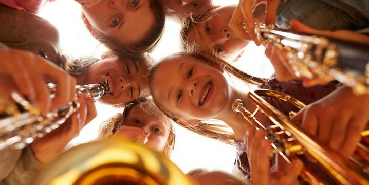 Kinder spielen Musikinstrumente im Haus der Zahngesundheit Köln – ganzheitliche Betreuung für gesunde Kiefer und Haltung bei jungen Musikern.