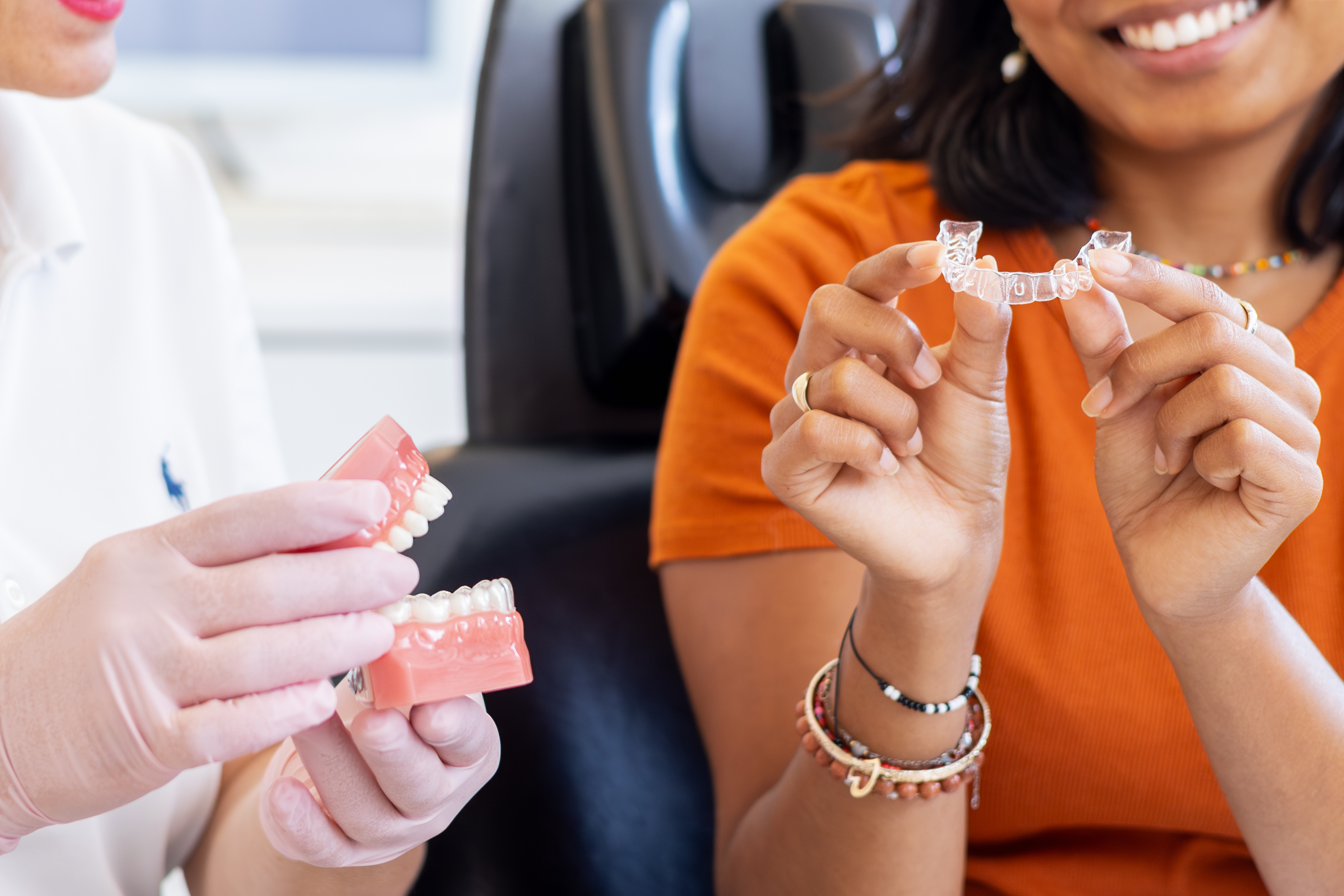 Dr. Paula Göser erklärt einer Patientin die Aligner-Behandlung im Haus der Zahngesundheit Köln