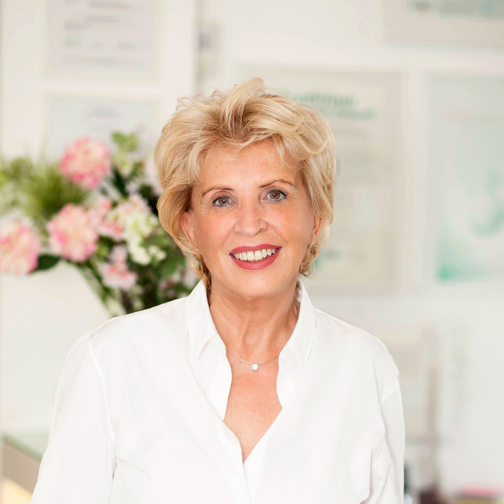 Porträt von Dr. Christel Pfeifer – Zahnärztin für ganzheitliche Zahnmedizin im Haus der Zahngesundheit Köln