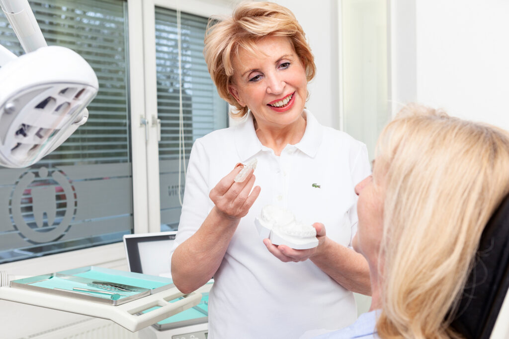 Beratungsgespräch im Haus der Zahngesundheit Köln über ganzheitliche Zahnmedizin und individuelle Behandlungskonzepte