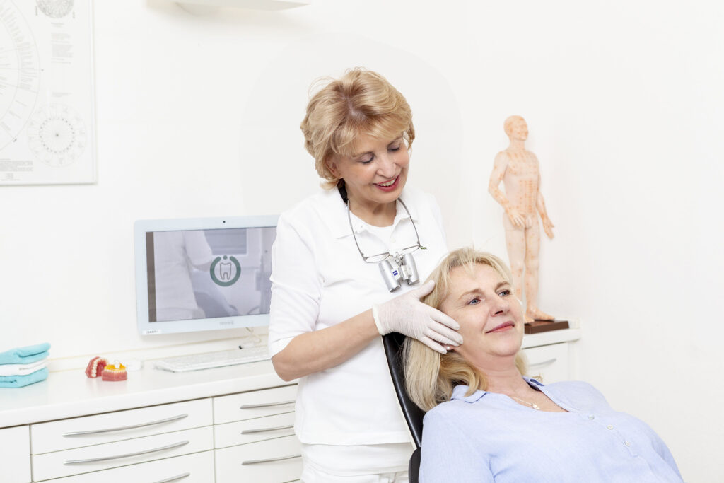 Dr. Christel Pfeifer führt Kiefergelenkstherapie im Haus der Zahngesundheit Köln durch