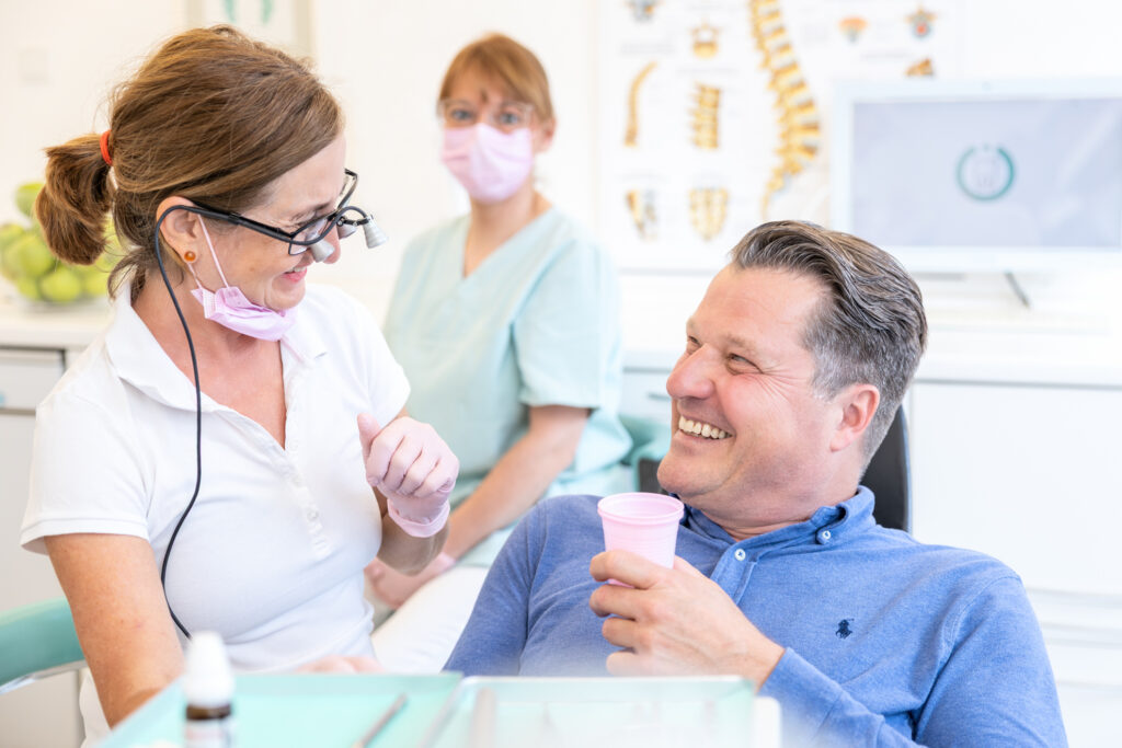 Patient während einer ganzheitlichen Wurzelbehandlung im Haus der Zahngesundheit Köln