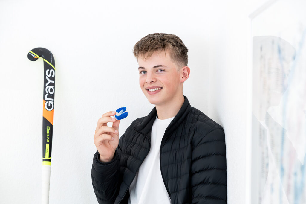 Junge mit individuell angepasstem Hockey-Mundschutz von Dr. Paula Göser im Haus der Zahngesundheit Köln