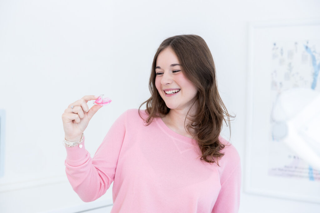 Mädchen mit Bionator-Zahnspange bei ganzheitlicher Kieferorthopädie durch Dr. Paula Göser im Haus der Zahngesundheit Köln