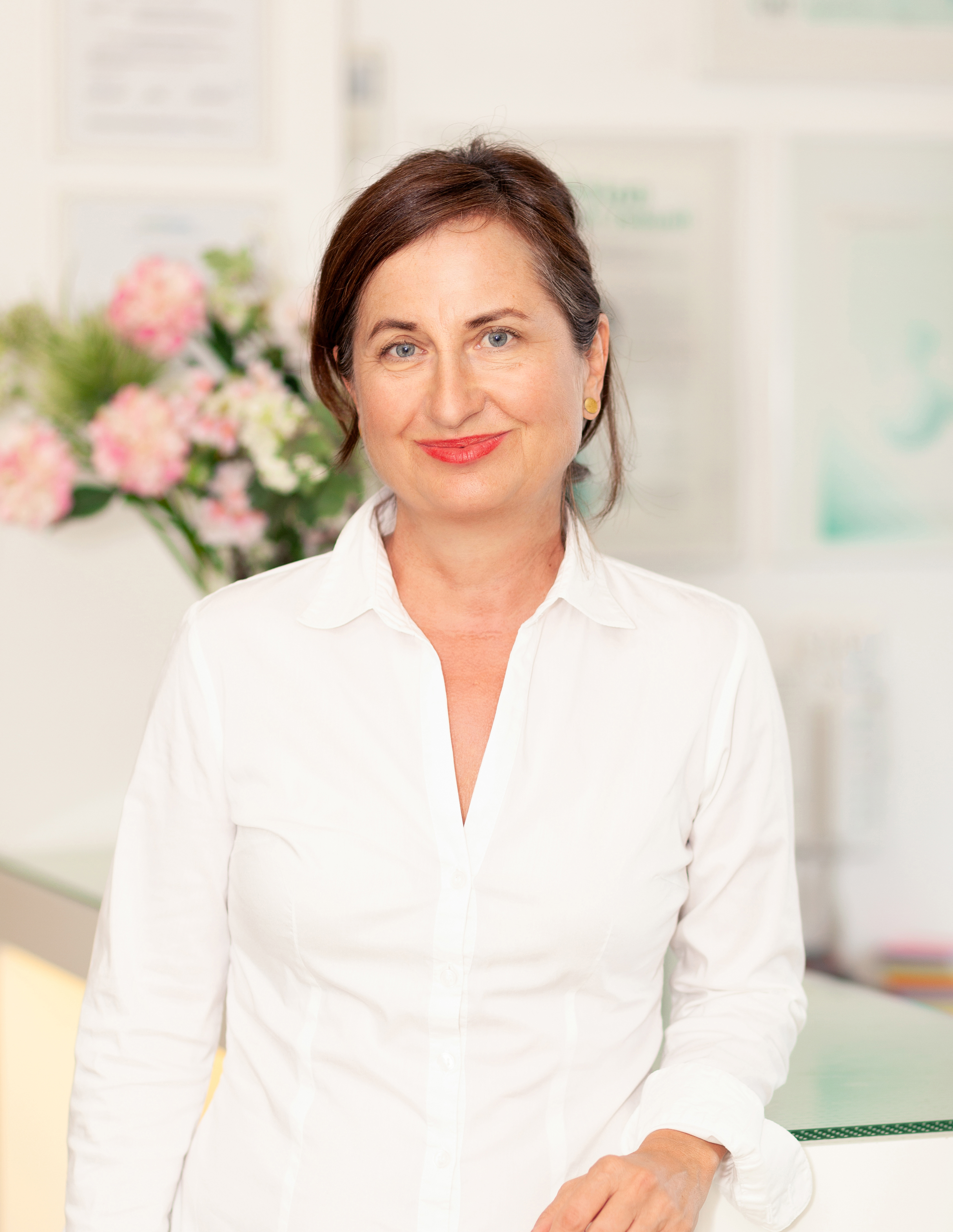 Porträt von Dr. Annette Wölfle im Haus der Zahngesundheit Köln – Expertin für ästhetische und ganzheitliche Zahnmedizin