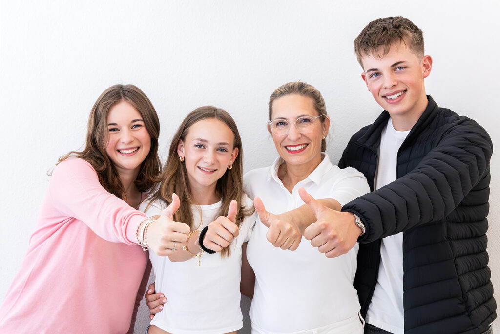 Dr. Paula Göser mit lachenden Kindern – ganzheitliche Kieferorthopädie im Haus der Zahngesundheit Köln
