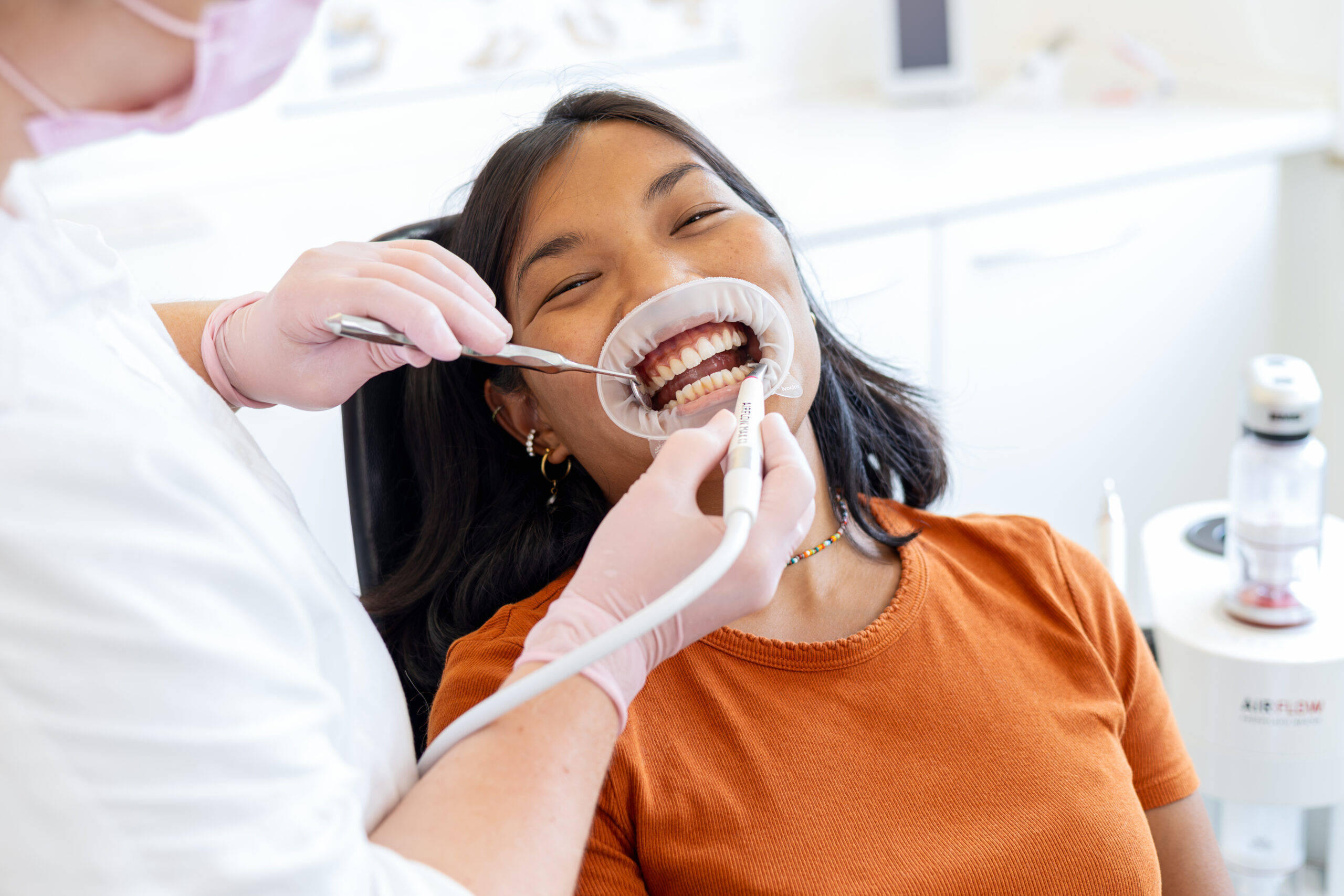 Sanfte, ganzheitliche Zahnreinigung mit EMS Deep Cleaning im Haus der Zahngesundheit Köln – professionelle Prophylaxe für Kinder und Erwachsene.
