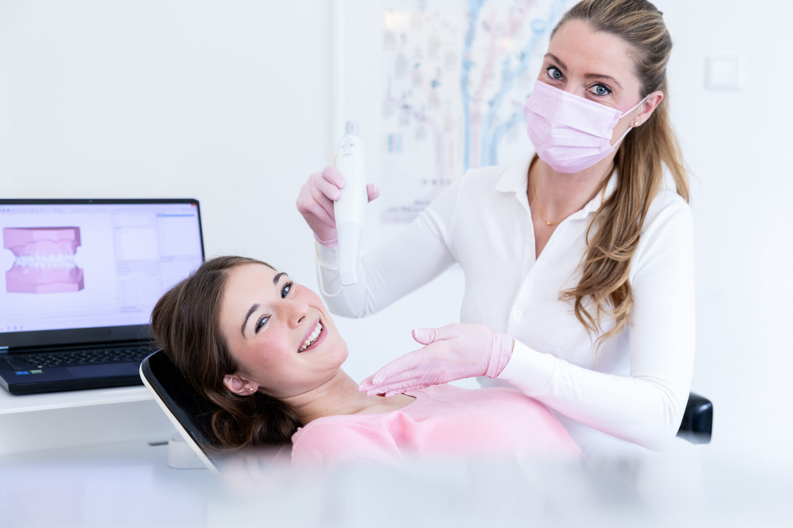 Mitarbeiterin scannt Patientin mit Intraoralscanner im Haus der Zahngesundheit Köln – präzise, abdruckfrei und modern