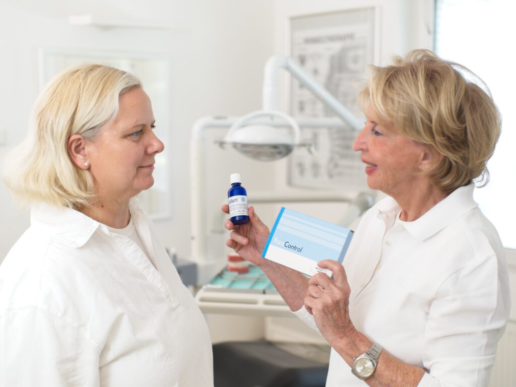 Frau Dr. Pfeifer erklärt die ganzheitliche Parodontose-Behandlung im Haus der Zahngesundheit Köln