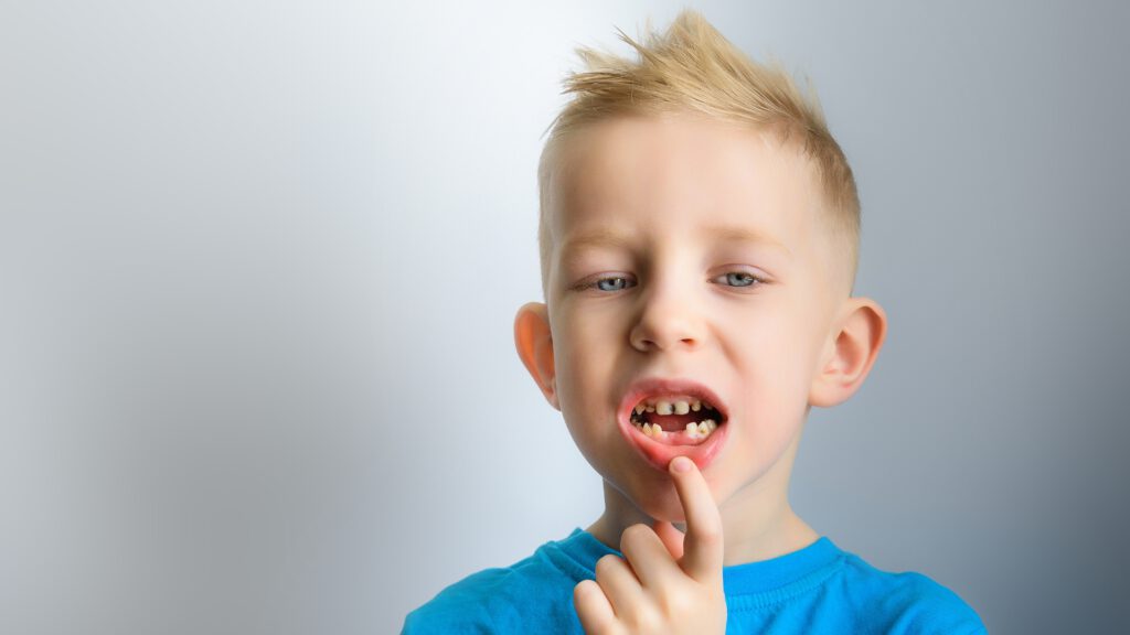 Kind mit Zahnschmerzen in der Kindersprechstunde im Haus der Zahngesundheit Köln