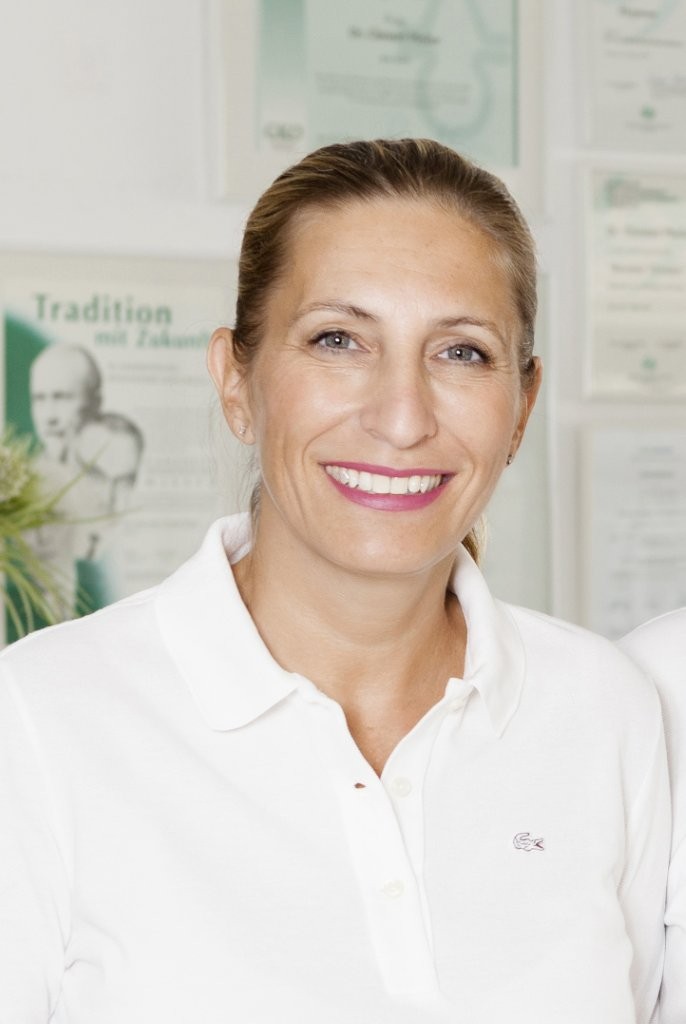 Dr. Paula Göser, Fachzahnärztin für Kieferorthopädie im Haus der Zahngesundheit Köln, lächelnd in der Praxis