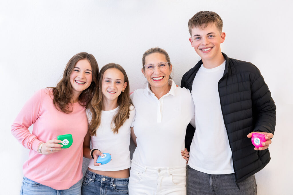 Dr. Paula Göser berät Jugendliche zur Kieferorthopädie in Köln