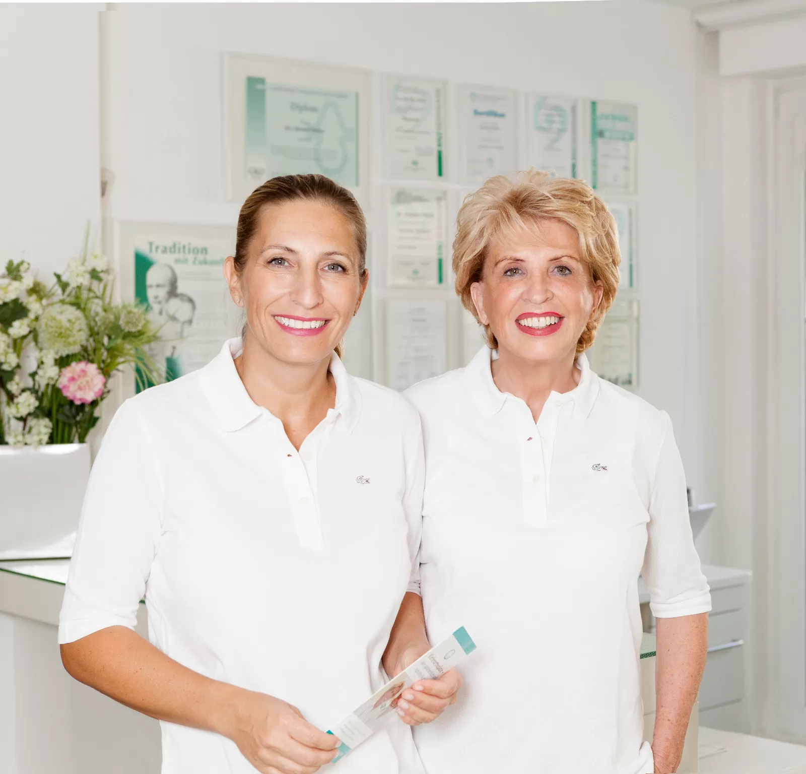 Dr. Paula Göser und Dr. Christel Pfeifer im Haus der Zahngesundheit Köln – moderne, sanfte und ganzheitliche Zahnmedizin für Kinder und Erwachsene.